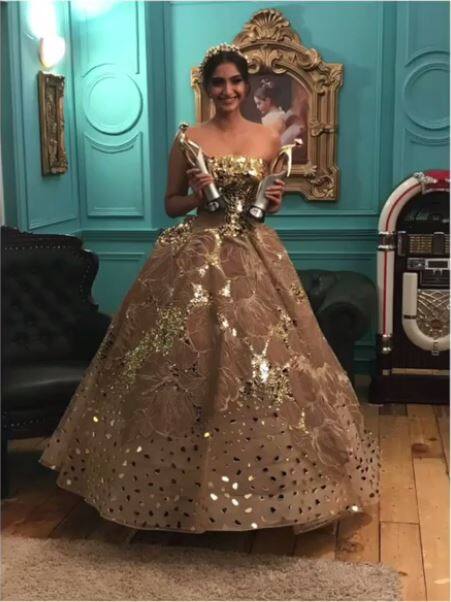 अपनी तस्वीरों से सुर्खियां बटोरने वाली सोनम कपूर को फिल्मफेयर ने डिजिटल स्टाइल आइकन और मोस्ट स्टाइलिश स्टार जैसे अवॉर्ड्स से नवाजा है.