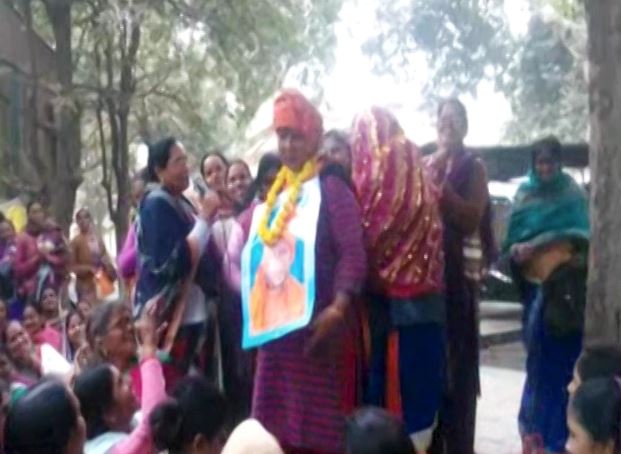 यूपी: युवती ने डीएम दफ्तर के बाहर सीएम योगी आदित्यनाथ से रचाई अनोखी 'शादी