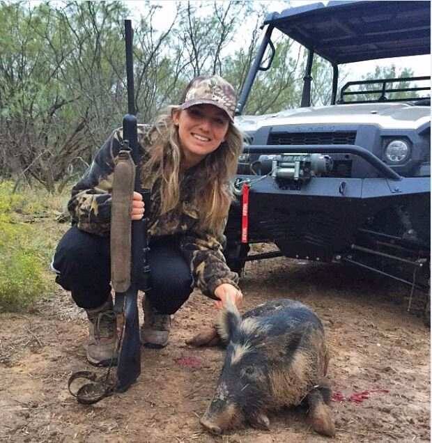 इसके अलावा वे जानवरों को मारकर उनके रंग से मिलते-जुलते कपड़े पहनकर जानवरों के शव के साथ तस्वीरों के लिए पोज़ करती हैं.