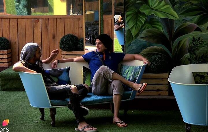  वैसे इस टास्क की शुरुआत से पहले अर्शी खान विकास गुप्ता से नाराज हो गई थी. लेकिन विकास ने उनसे कहा था कि ''तुम रुक जाओ मुझे मालूम है कि यह खेल कैसे खेला जाता है.'' 