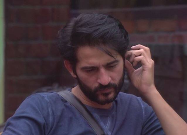 नॉमिनेशन प्रक्रिया के दौरान हितेन तेजवानी ने शिल्पा शिंदे को बचाया था. लेकिन जब घरवाले एक-दूसरे से बात कर रहे थे तो हितेन तेजवानी ने कहा कि उन्होंने अर्शी खान को बचाया है.