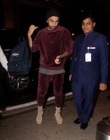 Pics: दादा शशि कपूर का अंतिम संस्कार करते ही दुबई रवाना हुए रनबीर कपूर