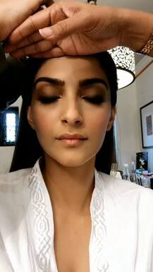 व्हाइट ड्रेस में कहर ढहा रही हैं बॉलीवुड की फैशन डीवा सोनम कपूर, देखें तस्वीरें