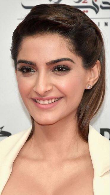 सोनम की प्रसिद्धी का अंदाज़ा आप इस बात से लगा सकते हैं कि इंस्टा जैसे नए सोशल मीडिया प्लेटफॉर्म पर उनके 11 मिलियन से अधिक फॉलोअर्स हैं.