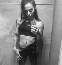 बानी जे ने इंस्टा पर फ्लॉन्ट किया अपना सिक्स पैक एब्स, देखें तस्वीरें