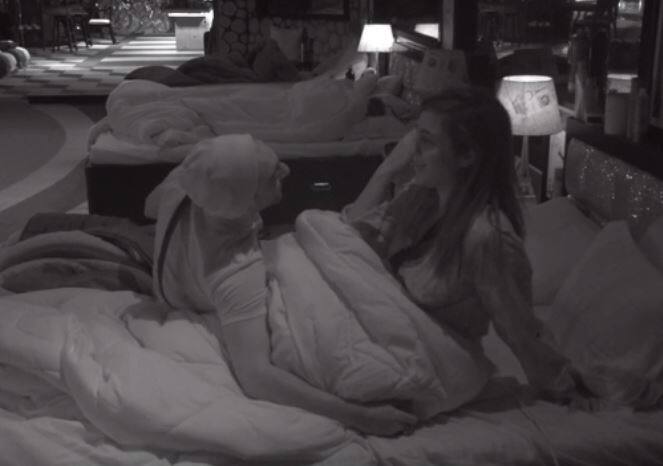  बता दें कि पिछले हफ्ते हुई लड़ाई के बाद अर्शी खान और आकाश एक बार फिर दोस्त बन गए हैं. आकाश ने इस बात की कोशिश भी कि शिल्पा और अर्शी की दोस्ती फिर से हो जाए, लेकिन अपनी मुहिम में वह कामयाब नहीं हो पाए.