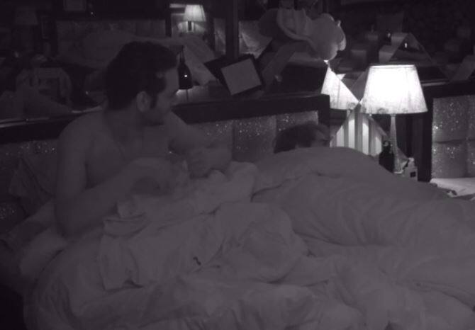  वहीं विकास गुप्ता ने कहा, ''अर्शी खान अगर तुम्हें सच में आकाश की हरकत सही नहीं लग रही है तो तुम्हें इसे थप्पड़ मार देना चाहिए.''