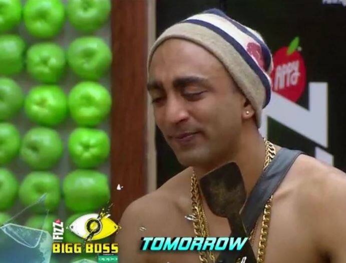  जैसे ही किसी कंटेस्टेंट के परिवार से कोई एक शख्स घर के अंदर एंट्री लेता है, उसी वक्त घरवालों को 'स्टेच्यू' बनने के लिए कहा जाता है.