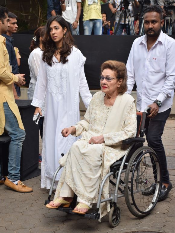 Photos: रानी  से लेकर रेखा तक, शशि कूपर की प्रेयर मीट में पहुंचे बॉलीवुड के बड़े सितारे 