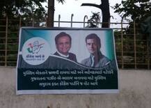 गुजरात चुनाव: अहमद पटेल को सीएम बनाने की अपील करने वाले \'रहस्यमयी\' पोस्टर से गरमाई राजनीति