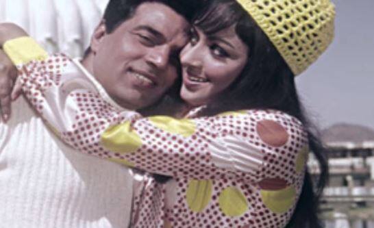 हेमा मालिनी और धर्मेन्द्र की नजदीकियों की खबरें हेमा के पिता वीएसआर चक्रवर्ती को बेहद परेशान कर रही थीं. उस वक्त की फिल्म मैगजीन्स में ये लगातार ये खबरें छप रही थीं कि इस रिश्ते को तोड़ने के लिए हेमा का परिवार उनपर बेहद दबाव डाल रहा है लेकिन हेमा के लिए धर्मेंद्र से दूर रहना मुश्किल ही नहीं नामुमकिन सा हो गया था.