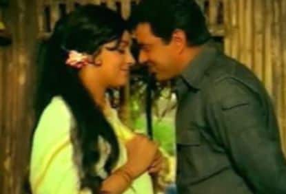 हेमा मालिनी ड्रीम गर्ल थी. और ना सिर्फ आम लड़कों की ड्रीम गर्ल बल्कि बड़े बड़े हीरोज की ड्रीम गर्ल. संजीव कुमार भी हेमा से मन ही मन प्यार करने लगे थे. संजीव कुमार ने अपने खास दोस्त जीतेंद्र के हाथ हेमा को शादी प्रपोजल भेज दिया लेकिन हेमा की मां ने इस रिश्ते के लिए मना कर दिया.