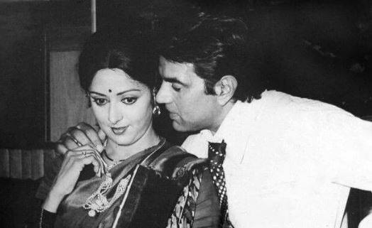 कानून के मुताबिक धर्मेन्द्र पहली पत्नी के होते हुए दूसरी शादी नहीं कर सकते थे. इसलिए 21 अगस्त 1979 को इस्लाम धर्म कबूल करते हुए धर्मेन्द्र और हेमा मालिनी ने निकाह कर लिया. निकाहनामे के मुताबिक धर्मेन्द्र का नाम था दिलावर खान और हेमा का नाम था आयशा बी.