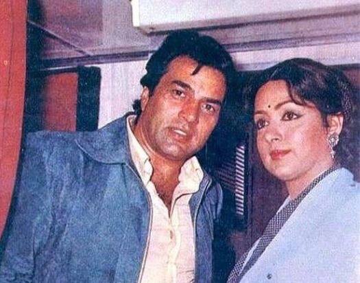 उस समय दोनों ने अपने निकाह की बात छुपाई लेकिन जब ये खबर सामने आई तो हंगामा हो गया. और उस दौर में भी इसे लेकर काफी विवाद भी हुआ. लेकिन धर्मेन्द्र और हेमा ने इस विवाद का असर अपने रिश्ते पर नहीं पड़ने दिया और इस निकाह के कुछ महीने बाद 2 मई 1980 को हिंदू रीति रिवाजों के मुताबिक भी शादी कर ली. शादी का ये पूरा समारोह हेमा के आयंगर परिवार की परंपरा के मुताबिक हुआ.