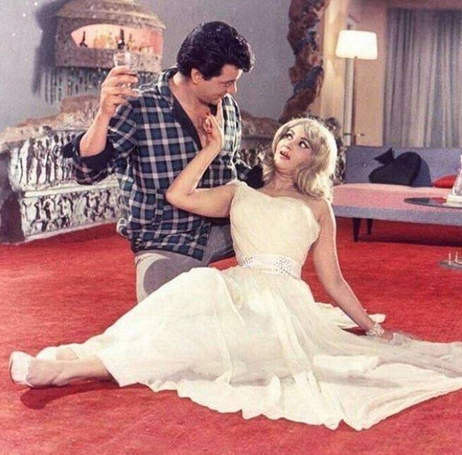 अगर धर्मेंद्र के फिल्मी सफर की बात की जाए तो साल 1997 में मिले लाइफ टाइम अचीवमेंट अवॉर्ड को छोड दे तो करीब 300 फिल्मों में काम करने वाले धर्मेंद्र की झोली अवॉर्ड के मामले में खाली ही नजर आती है. (तस्वीर: इंस्टाग्राम)