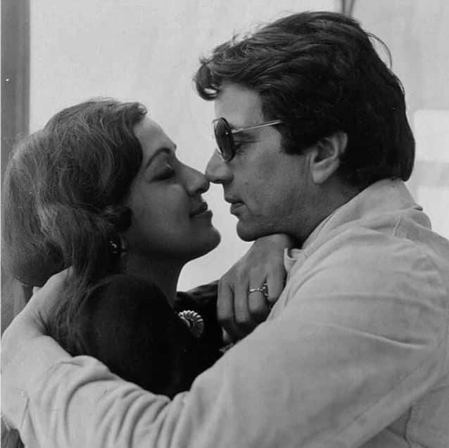 फिल्म 'शोले' के सेट पर ही अभिनेता और महानायक अमिताभ बच्चन धर्मेंद्र के सबसे अच्छे दोस्त बनें और शायद यही वो वजह थी कि साल 2004 में अमिताभ बच्चन के शो 'कौन बनेगा करोड़पति' के शो पर मेहमान बनकर पहुंचे थे अभिनेता धर्मेंद्र ने शो पर खोले थे कई राज. 81 साल की उम्र में आज भी उनकी फिटनेस और जिंदादिली कायम हैं. सीधा और बेबाक बोलने वाले धर्मेंद्र पेशे से एक्टर है तो स्वभाव से शायर है और इसीलिए बॉलीवुड के लिए वो एक ऐसे दिलदार इंसान हैं जो सिर्फ और सिर्फ प्यार बांटना जानता है. (तस्वीर: इंस्टाग्राम)