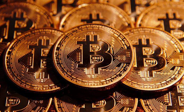 5.चूंकि बिटकॉइन एक वर्चुअल करेंसी है जिसे हम अपने जेब या घर में नही रख सकते हैं और इंटरनेट करेंसी होने की वजह से इसे आसानी से हैक किया जा सकता है.