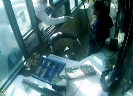 गुरुग्राम: टोल मांगा तो युवक ने महिला टोलकर्मी पर बरसाए थप्पड़ Female toll plaza employee abused by man in Gurugram गुरुग्राम: टोल मांगा तो युवक ने महिला टोलकर्मी पर बरसाए थप्पड़