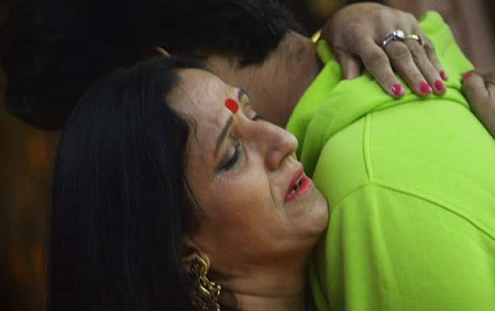 इसके बाद विकास गुप्ता की मां उसे डांस करने के लिए कहती हैं. विकास गुप्ता कहते हैं कि मां आपने टास्क खराब कर दिया. इस दौरान पूरे घर का माहौल एकदम खुशनमा सा देखने को मिलता है.