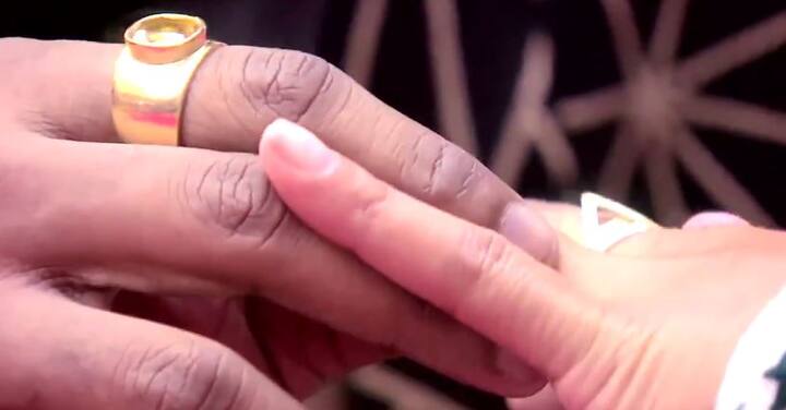  बता दें कि यह पहला मौका है जब हिना खान ने छोटे पर्दे पर रॉकी के लिए अपने प्यार को कबूल किया है. इससे पहले दोनों को अक्सर एक साथ धूमते हुए देखा जाता था.