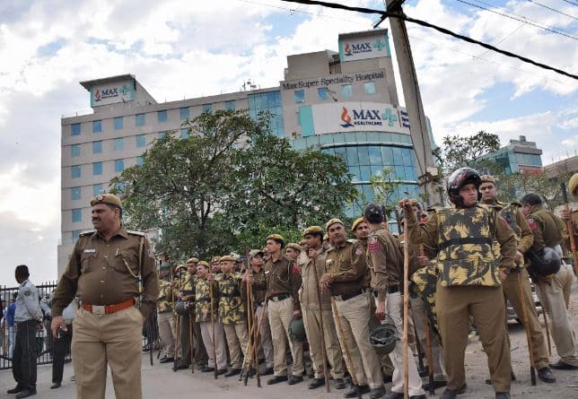 दिल्ली: जिंदा नवजात को मरा हुआ बताने वाला मैक्स अस्पताल दोबारा खुला Max Hospital Resumes Operation After Stay on License Cancellation दिल्ली: जिंदा नवजात को मरा हुआ बताने वाला मैक्स अस्पताल दोबारा खुला