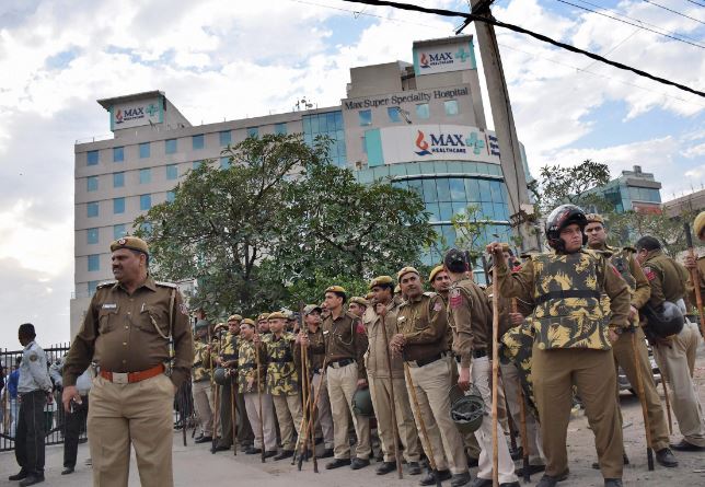 दिल्ली: जिंदा नवजात को मृत बताने वाले मैक्स अस्पताल का लाइसेंस रद्द