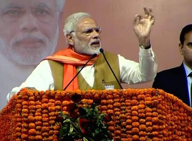 नहीं थम रहा 'नीच विवाद', अब पीएम मोदी ने बताया- किस कांग्रेसी ने दी कौन सी गाली? PM Narendra Modi reminds people of abuses by Congress in his Ahmedabad rally नहीं थम रहा 'नीच विवाद', अब पीएम मोदी ने बताया- किस कांग्रेसी ने दी कौन सी गाली?