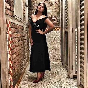 ऋचा ने अपने साथ हुई घटना के बारे में बात करते हुए बताया कि जब फिल्म इंडस्ट्री में आईं थी तो पीआर में किसी ने उन्हें एक एक्टर को मैसेज करने के लिए कहा था। इसके साथ ही उन्होंने ऋचा को उस हीरो को डेट करने के लिए भी कहा.