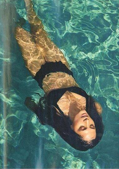 ऋचा ने आगे बात करते हुए बताया कि उन्होंने उस व्यक्ति को कहा कि ये हीरो तो पहले ले शादीशुदा है. इस पर उस आदमी ने उन्हें एक क्रिकेटर को डेट करने की सलाह देते हुए करियर बनाने का लालच भी दिया.