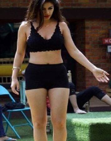 इसी का असर है कि सोशल मीडिया प्लेटफॉर्म पर बेहद औसत रहीं बंदगी के इंस्टा पर 80,000 से अधिक फॉलोअर्स हो गए हैं.