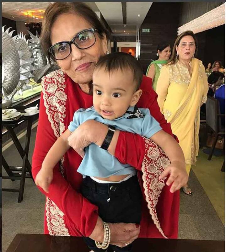 मां सलमा के बर्थडे को खास बनाने के लिए अर्पिता ने अपने घर पर ही डिनर पार्टी रखा. इस तस्वीर के जरिए अर्पिता ने सलमा को बर्थडे विश किया.