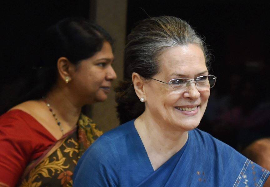 Congress president Sonia Gandhi’s 72nd birthday सोनिया गांधी का बर्थडे: लालू, शत्रुघ्न और वाड्रा ने दी बधाई, पार्टी कार्यकर्ताओं ने मनाया जश्न