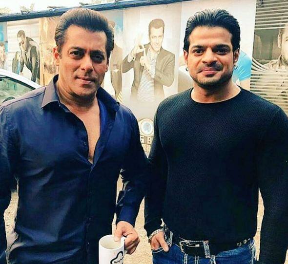 बता दें कि पिछले कुछ दिनों से करण पटेल ट्विटर पर बिग बॉस को लेकर काफी ट्वीट कर रहे थे. करण के ट्वीट्स में सबसे ज्यादा निशाने पर हिना खान ही रही हैं.
