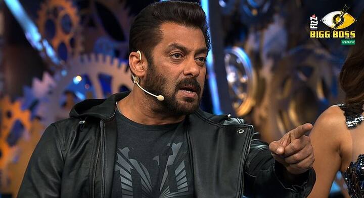 रिएलिटी शो 'बिग बॉस' सीजन 11 में आज वीकेंड का वार एपिसोड टेलीकास्ट होने जा रहा है. इस बार वीकेंड का वार एपिसोड में सलमान खान घरवालों की हरकतों का हिसाब तो करेंगे ही, साथ ही मेकर्स ने मशहूर टीवी अभिनेता को भी शो में बुलाने का फैसला किया है.