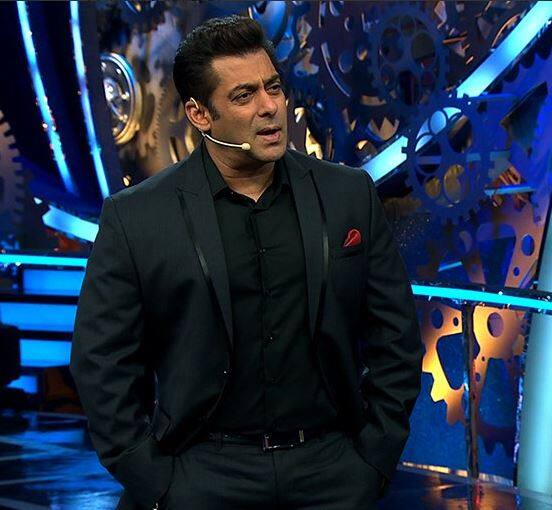 सलमान खान ने अर्शी खान से कहा है, ''कैप्टन बनते ही आप उड़ने लगी हैं. जब शिल्पा शिंदे की मां उनसे मिल रही थी तो आप कितनी बेदतमीजी से उनसे बात कर रही थीं.''