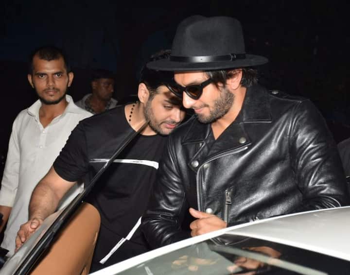 पार्टी से निकलते वक्त रणवीर फुल ब्लैक में नजर आए. उन्होंने ब्लैक पैंट और ब्लैक जैकेट पहनी हुई थी.