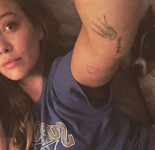 टैटू का डिजाइन बहुत ही सरल और आकर्षक है, जिसमें लिखा है, 