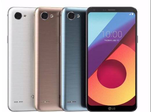 LG Q6: इसमें 5 इंच की स्क्रीन दी गई है जो 18:9 एस्पेक्ट रेशियो के साथ आता है. 3 जीबी रैम, इसमें 13 मेगापिक्सल का रियर कैमरा और 5 मेगापिक्सल फ्रंट कैमरा है. इसके अलावा 3,000mAh की बैटरी दी गई है. कीमत-14990 रु.