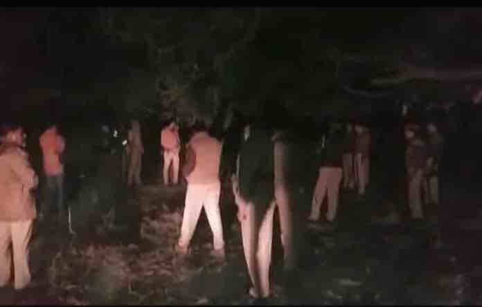 नोएडा: देर रात मुठभेड़ में 'ठक-ठक गिरोह' के सरगना समेत चार कुख्यात बदमाश गिरफ्तार Four infamous criminals arrested after encounter in Noida नोएडा: देर रात मुठभेड़ में 'ठक-ठक गिरोह' के सरगना समेत चार कुख्यात बदमाश गिरफ्तार