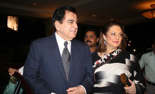 दिलीप कुमार सिर्फ एक नाम नहीं है बल्कि एक दौर है. उनके आने के बाद हिंदी सिनेमा में सही मायनों में अदाकारी की शुरुआत हुई थी. हिंदी सिनेमा और हिंदी फिल्में अगर आज दुनियाभर में इतनी कामयाब हैं तो इसका एक बड़ा श्रेय जिस शख्स को जाता है वो हैं दिलीप कुमार. आज दिलीप कुमार अपना 95वां जन्मदिन मना रहे हैं. आइए जानते हैं उनसे जुड़ी ये खास कहानियां...