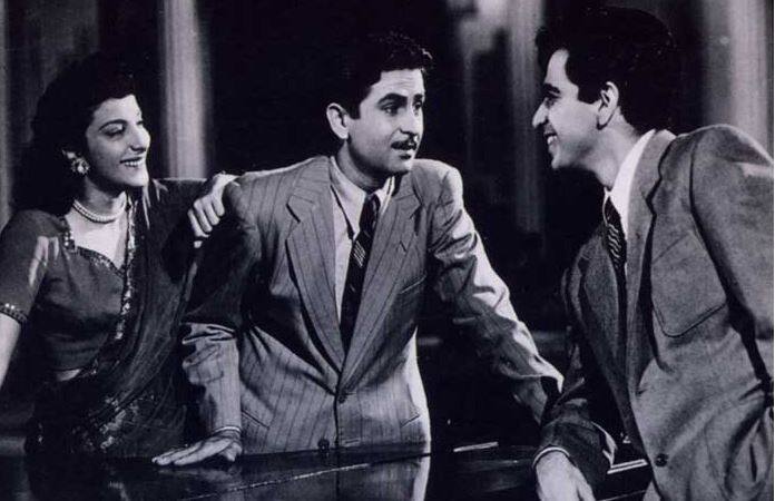 दिलीप कुमार का जन्म 11 दिसम्बर, 1922 को पेशावर में हुआ था जो आज पाकिस्तान का हिस्सा है. नाम रखा गया युसूफ़ सरवर ख़ान. उनके पिता लाला ग़ुलाम सरवर फलों का कारोबार करते थे. पेशावर में दिलीप कुमार और राज कपूर पड़ोसी हुआ करते थे और दोनों के परिवारों की आपस में अच्छी जान पहचान थी.