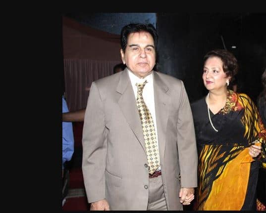 दिलीप के पिता ड्राई फ्रूट्स का बिज़नेस करने लगे और मुंबई आ गये. कुछ दिनों बाद उन्होंने दिलीप समेत पुरे परिवार को मुंबई बुला लिया था...दिलीप कुमार ने प्रसिद्ध बार्नस स्कूल, देओलाली से अपनी पढ़ाई की थी. उस उम्र में परिवार के साथ हुई किसी अनबन के चलते वो मुंबई छोड़कर पुणे चले गए थे. पुणे में उन्होंने एक कैंटीन में काम करना शुरू कर दिया. बाद में उन्होंने खुद की कैंटीन खोल ली. उनका कारोबार काफी सफल रहा. इस बीच घरवालों से उनके रिश्ते भी बेहतर होने लगे. लिहाजा वे वापस मुंबई लौट आए. इस दौरान कमाए हुए सारे पैसे उन्होंने अपनी मां को दे दिए और तय किया की अब मुंबई में रह कर ही कुछ काम करेंगे.