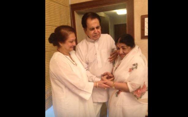 1951 में दिलीप कुमार और मधुबाला ने फिल्म तराना में एक साथ काम किया लेकिन दिलीप कुमार को ये खबर ना थी कि मधुबाला दिल ही दिल में दिलीप कुमार से प्यार करने लगी थीं और फिल्म तराना की शूटिंग के दौरान मधुबाला ने अपनी करीबी मेकअप आर्टिस्ट के हाथों दिलीप कुमार को एक ख़त भेजा...ख़त के साथ एक लाल गुलाब भी था. उर्दू में लिखे हुए इस ख़त में मधुबाला ने लिखा था, “अगर आप मुझे चाहते हैं तो ये गुलाब क़बूल फरमाइए...वरना इसे वापस कर दीजिए. ”मधुबाला की मोहब्बत की इस निशानी को दिलीप कुमार ने खुशी खुशी क़बूल कर लिया और फिर फिल्म तराना के सेट्स पर दिलीप कुमार और मधुबाला की असली लव स्टोरी भी परवान चढ़ने लगी.