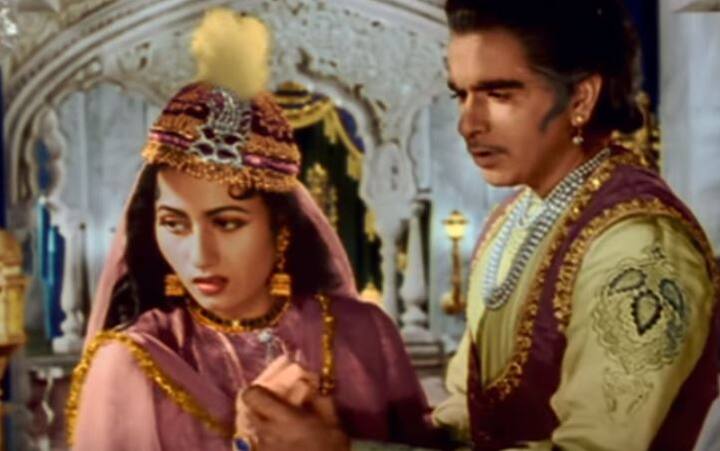 1949 में फ़िल्म “अंदाज़” में बॉलीवुड के शोमैन और ट्रैजडी किंग ने साथ काम किया यानि दिलीप कुमार ने पहली बार राजकपूर के साथ काम किया. यह फ़िल्म एक हिट साबित हुई. दीदार (1951) और देवदास (1955) जैसी फ़िल्मों में गंभीर भूमिकाओं की वजह से उन्हें ट्रेजडी किंग कहा जाने लगा. फिल्मों में तो दिलीप कुमार के साथ ट्रेजेडी होती ही रहती थी. अब असल जिंदगी में उनके साथ ट्रेजेडी हो गई जब उनके दिल ने उन्हें दगा दे दिया. हम बात कर रहे हैं दिलीप कुमार और मधुबाला की मोहब्बत की जिसकी शुरुआत तो एक गुलाब के फूल से हुई थी लेकिन इस मुहब्बत के फूल में इन दोनों के लिए ढेर सारे कांटे थे.