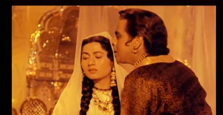 1966 में मधुबाला बुरी तरह बीमार पड़ीं थीं...उन्होने दिलीप साहब को मिलने के लिए बुलाया. इस मुलाकात का जिक्र करते हुए दिलीप कुमार ने कहा कि वो मरना नहीं चाहती थीं. मुझे बहुत अफसोस हुआ जब उन्होने मुझसे पूछा कि अगर वो ठीक हो जाएंगी तो क्या मैं उनके साथ फिर से फिल्म में काम करूंगा. मैंने उनसे कहा, तुम जरूर ठीक हो जाओगी, तुम ठीक ही हो . मैंने उनको यकीन दिलाया और वादा किया कि हां मैं तुम्हारे साथ फिल्म करूंगा लेकिन ये वादा कभी पूरा नहीं हो सका.