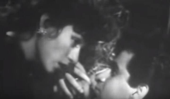 जिस वक्त मधुबाला की मौत हुई उस वक्त दिलीप कुमार मद्रास में फिल्म गोपी की शूटिंग कर रहे थे. शाम को जब तक वो वापस बंबई पहुंचे, तब तक मधुबाला को सुपुर्दे खाक किया जा चुका था. वो उनकी आखिरी झलक नहीं देख सके. वो सीधे कब्रिस्तान गए और बहुत देर तक मधुबाला की कब्र के पास खड़े रहे....देखते रहे...दुआ करते रहे...याद करते रहे...वो पल...जो दोनों ने साथ गुजारे थे.