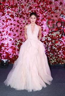 Lux Golden Rose Awards: गुलाबी गाउन में पहुंची करीना कपूर खान, देखें तस्वीरें