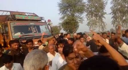 गौशाला ले जा रहे थे गाय, भीड़ ने जमकर पीटा, पुलिस ने मुश्किल से बचाया villagers beat driver and cleaner for goraksha in mathura गौशाला ले जा रहे थे गाय, भीड़ ने जमकर पीटा, पुलिस ने मुश्किल से बचाया