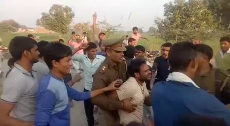 गौशाला ले जा रहे थे गाय, भीड़ ने जमकर पीटा, पुलिस ने मुश्किल से बचाया