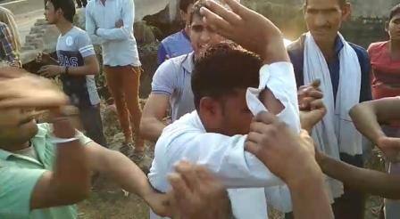 गौशाला ले जा रहे थे गाय, भीड़ ने जमकर पीटा, पुलिस ने मुश्किल से बचाया